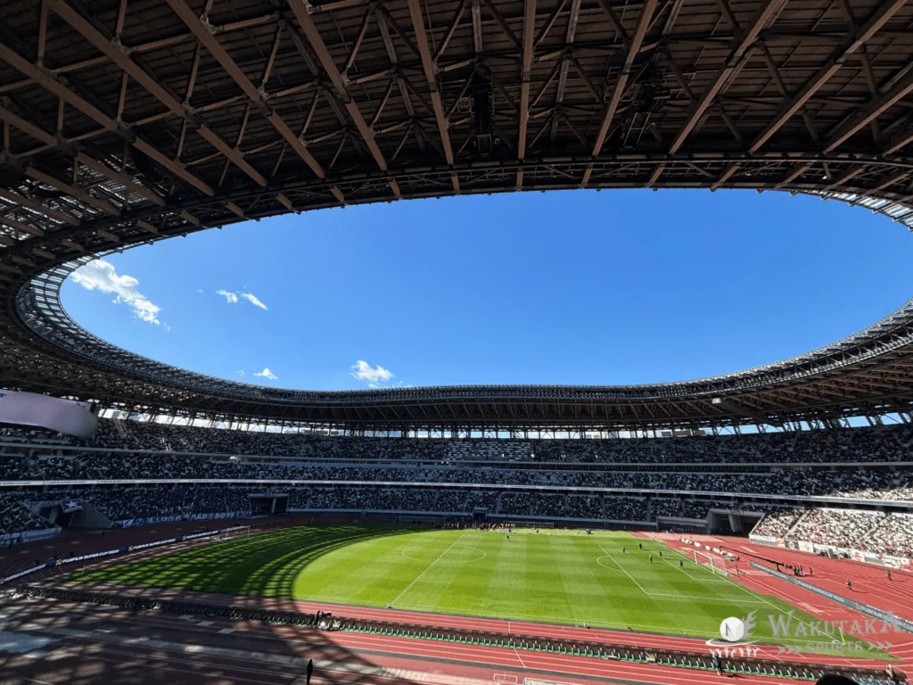 【2026年最新版】国立競技場(MUFGスタジアム)座席ガイド|写真で座席の見え方・雨対策も解説! 46 a stadium with people in the stands