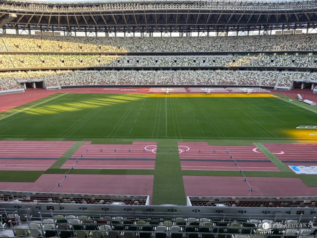 【2026年最新版】国立競技場(MUFGスタジアム)座席ガイド|写真で座席の見え方・雨対策も解説! 44 MUFGスタジアムの1層スタンド(メインスタンド)からの写真