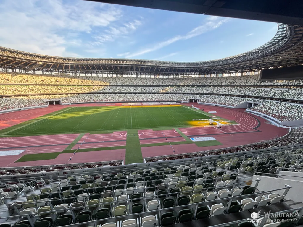 【2026年最新版】国立競技場(MUFGスタジアム)座席ガイド|写真で座席の見え方・雨対策も解説! 45 MUFGスタジアムの1層スタンド(メインスタンド)からの写真