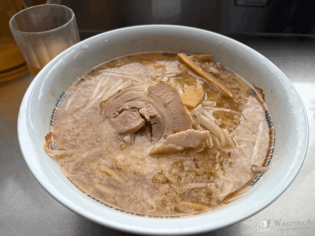 【2025年版】国立競技場周辺で食べたい絶品グルメ7選|Jリーグ・ルヴァンカップ・天皇杯観戦前後に食べたい飲食店!混雑回避&予約のコツも解説 22 国立競技場周辺のグルメとして有名なホープ軒のラーメン(2025年撮影)