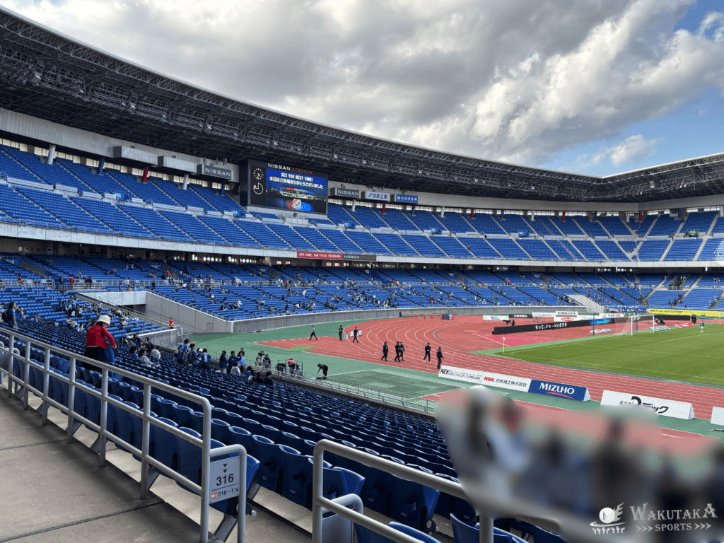 メインスタンドからの日産スタジアムの座席の見え方