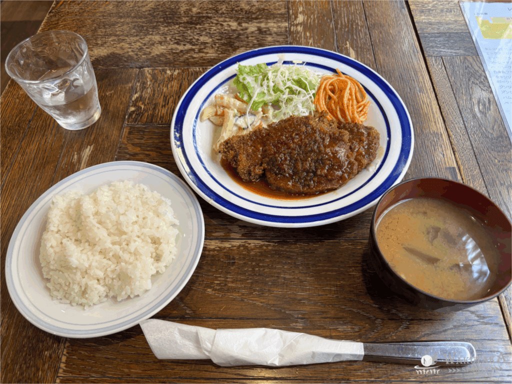 横浜スタジアム周辺のグルメ_レストラン喫茶_ぷらむの日替わり定食（ポークかつ）