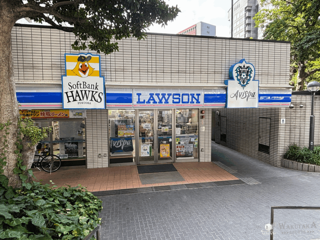 ローソン福岡市役所店ではホークスとアビスパのグッズを売っています。