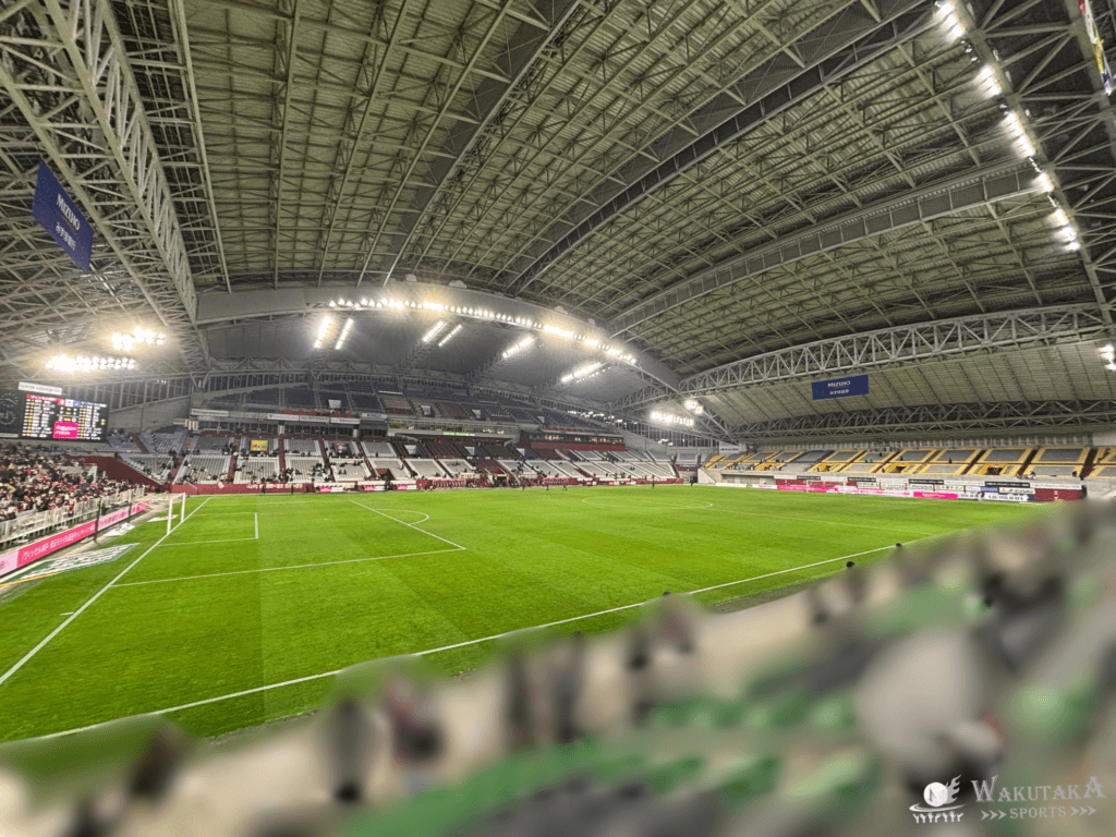 【2026年最新版】ノエビアスタジアム神戸 座席ガイド|座席の見え方・おすすめ席・チケット入手のコツを解説! 47 ビッグスタンドから見たノエスタスタジアム神戸の全体