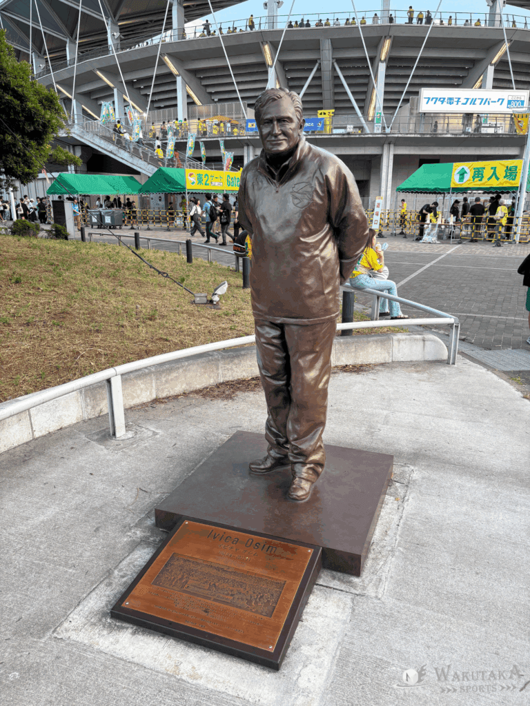 ジェフユナイテッド市原・千葉のチーム概要・注目選手を紹介!【ワクタカスポーツ 2025年版】 18 フクダ電子アリーナにあるオシムさんの銅像(ワクタカ撮影)