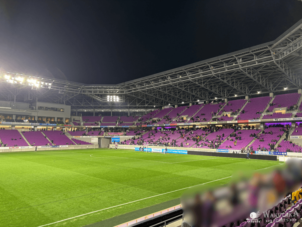 【2026年最新版】サンガスタジアム座席ガイド|おすすめ席・見え方・雨/西日対策まで写真で解説! 40 サンガスタジアム_下層バックスタンド中央からの写真(2026年撮影)