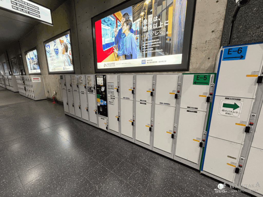 「【2025年版】サンガスタジアム コインロッカー完全ガイド|100円ロッカー&予約サービス 23 京都駅のコインロッカー画像。嵯峨野線ホームに向かうまでかなり多くの数がある。