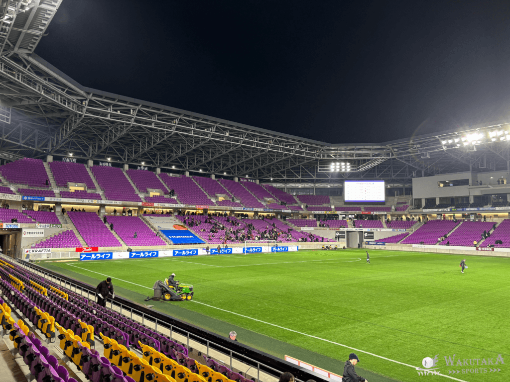 【2026年最新版】サンガスタジアム座席ガイド|おすすめ席・見え方・雨/西日対策まで写真で解説! 39 サンガスタジアム_下層バックスタンド中央からの写真(2026年撮影)