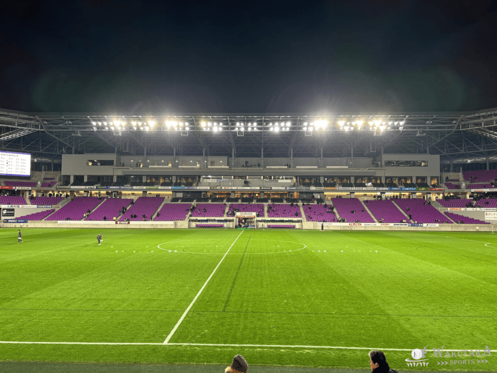 【2026年最新版】サンガスタジアム座席ガイド|おすすめ席・見え方・雨/西日対策まで写真で解説! 38 サンガスタジアム_下層バックスタンド中央からの写真(2026年撮影)