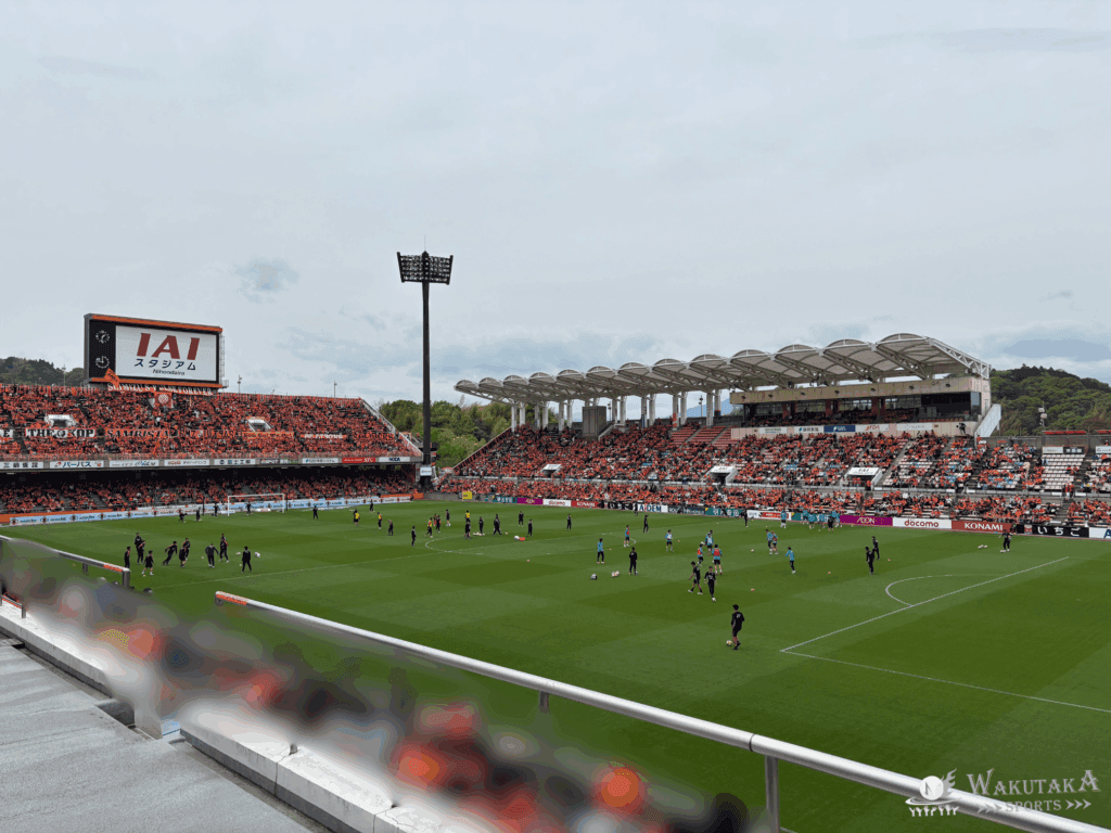 【2025年最新版】IAIスタジアム日本平 座席ガイド|見え方・雨&日差し対策・おすすめ席を徹底解説! 29 アイスタ メインスタンドから西サイドスタンドを見た写真