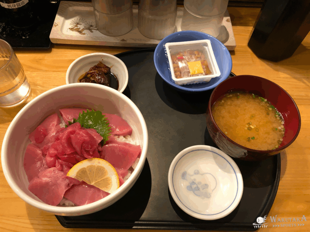 博多魚がし 市場会館店で食べられるマグロ丼