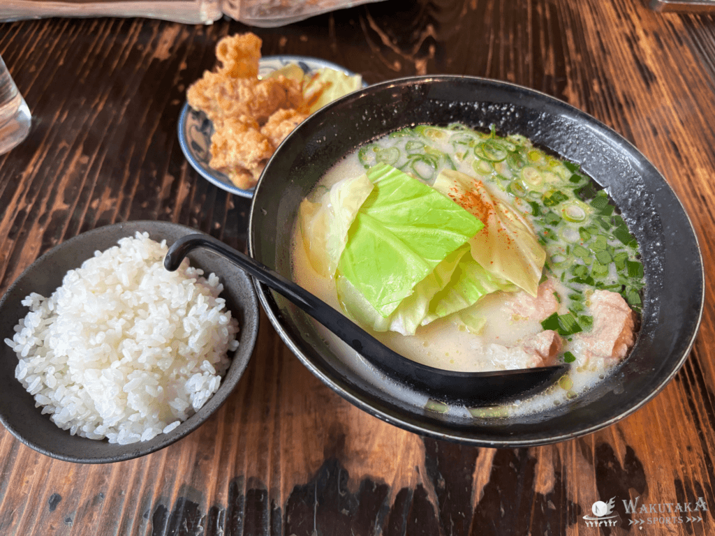 京亀のもつラーメンランチ。ご飯と唐揚げがつく