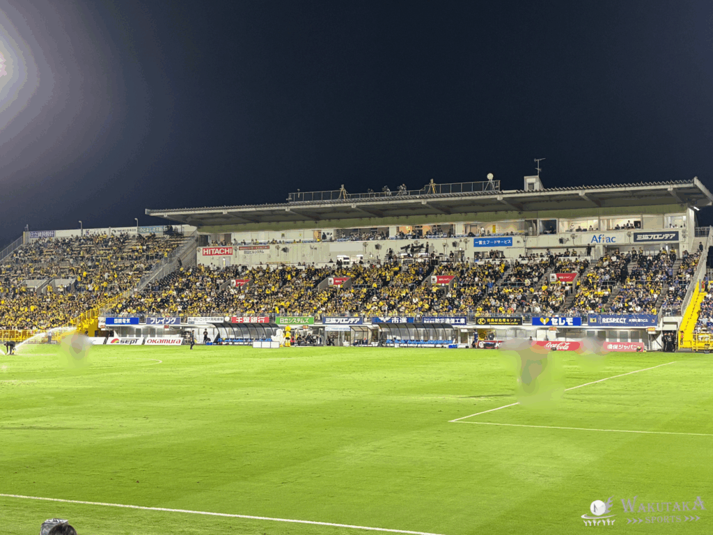 三協フロンテア柏スタジアム（日立台）のメインスタンド。一部スタンドの後方に屋根がついている