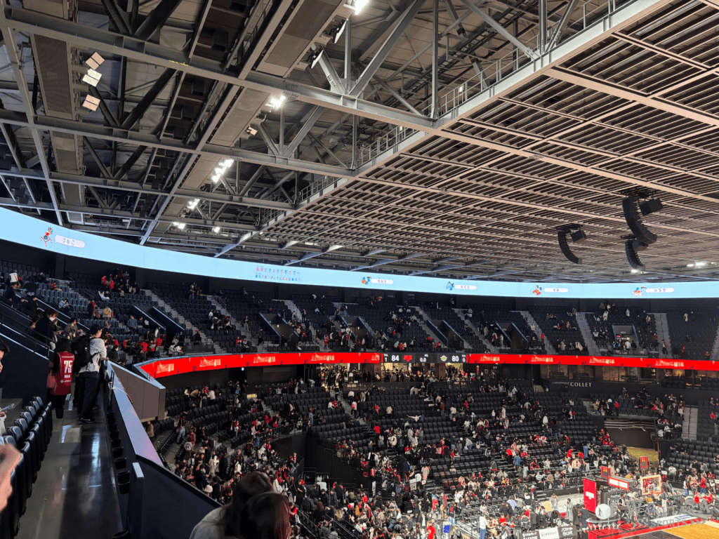【写真付き】トヨタアリーナ東京 座席ガイド|アルバルク戦の座席の見え方・チケット入手のコツを徹底調査! 39 トヨタアリーナ東京の4階 サイド席からの見え方_3