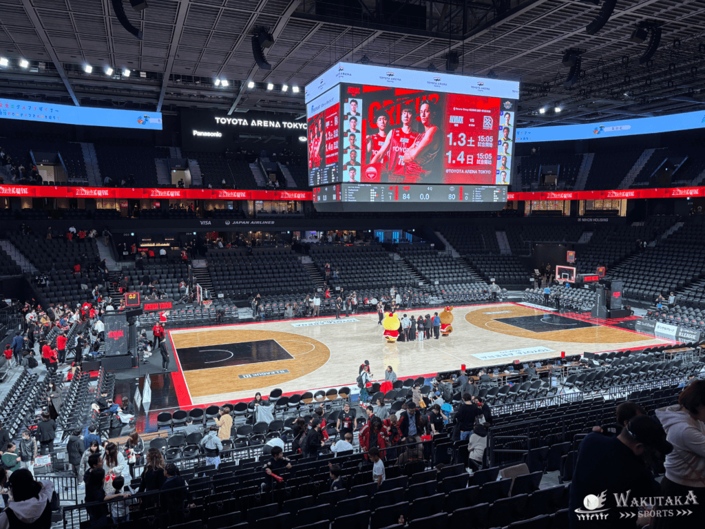 【写真付き】トヨタアリーナ東京 座席ガイド|アルバルク戦の座席の見え方・チケット入手のコツを徹底調査! 35 トヨタアリーナ東京のメインゲート付近からの見え方の写真