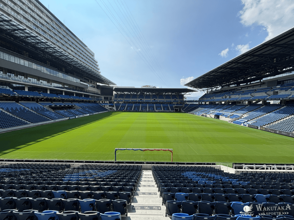 【2026年最新版】ピーススタジアム Connected by SoftBank 座席の見え方ガイド|雨/西日対策まで写真で解説 49 ピーススタジアム V-VAREN STANDからの座席の見え方_1