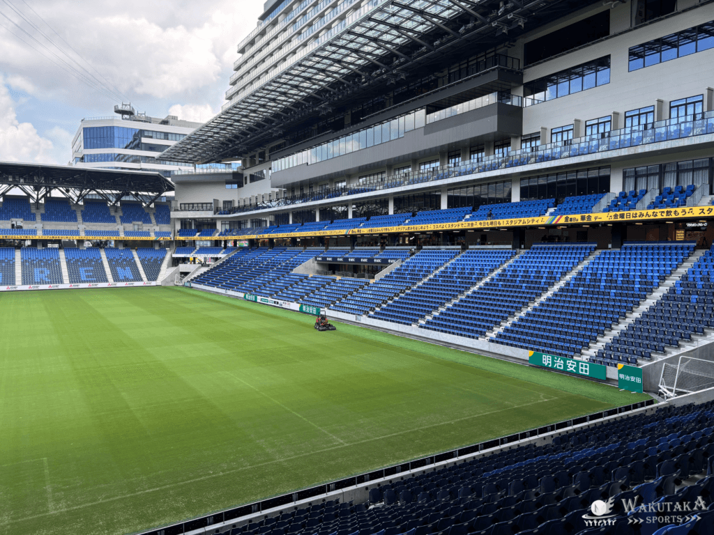 【2026年最新版】ピーススタジアム Connected by SoftBank 座席の見え方ガイド|雨/西日対策まで写真で解説 52 ピーススタジアム WELCOME STANDからの座席の見え方_1