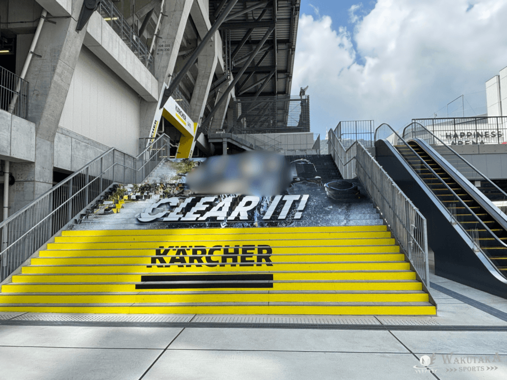 【2026年最新版】ピーススタジアム Connected by SoftBank 座席の見え方ガイド|雨/西日対策まで写真で解説 38 ピーススタジアムのV-VAREN STAND