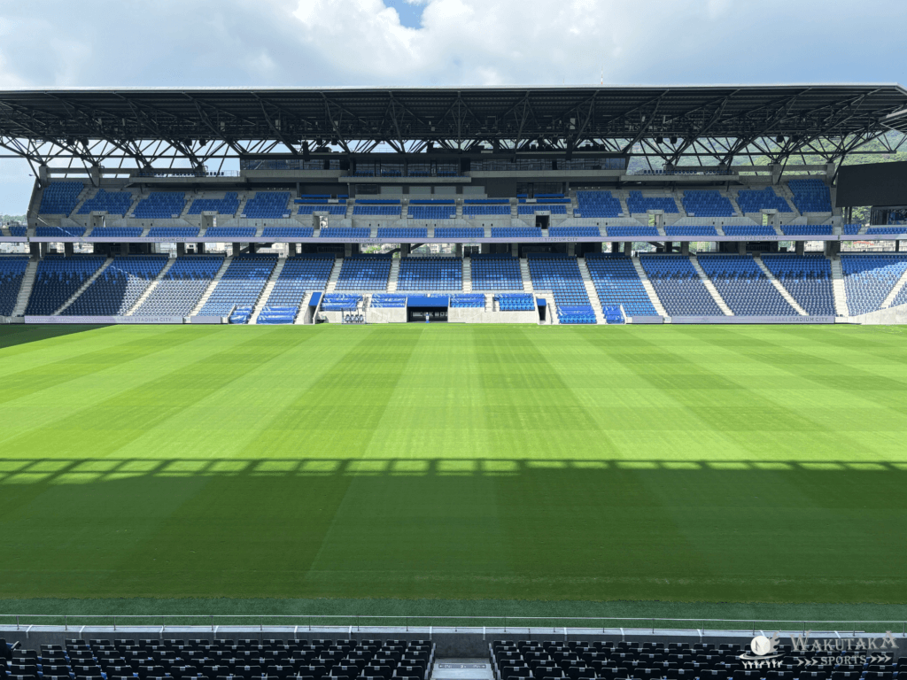 【2026年最新版】ピーススタジアム Connected by SoftBank 座席の見え方ガイド|雨/西日対策まで写真で解説 45 ピーススタジアム PEACE STANDからの座席の見え方_1