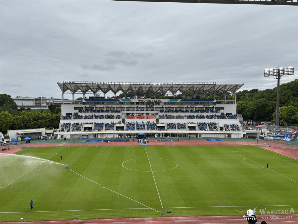 【2026/27版】町田GIONスタジアム座席ガイド|おすすめ席・見え方・屋根と雨対策 33 カテゴリー3からの町田GIONスタジアムの座席の見え方の写真