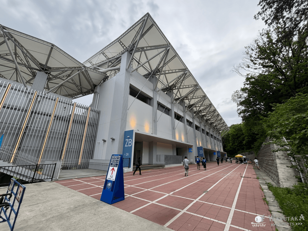 【2026/27版】町田GIONスタジアム座席ガイド|おすすめ席・見え方・屋根と雨対策 31 町田GIONスタジアムのバックパレス