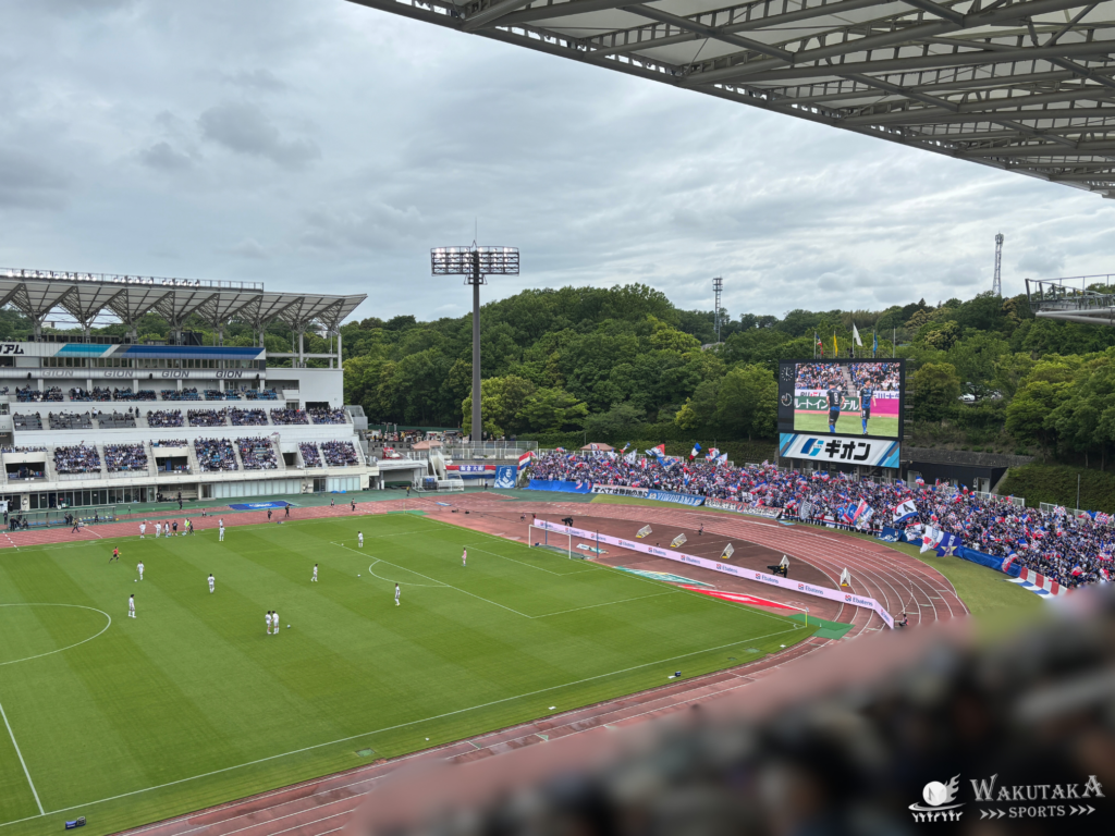 【2026/27版】町田GIONスタジアム座席ガイド|おすすめ席・見え方・屋根と雨対策 30 町田GIONスタジアムのビジターチームのゴール裏