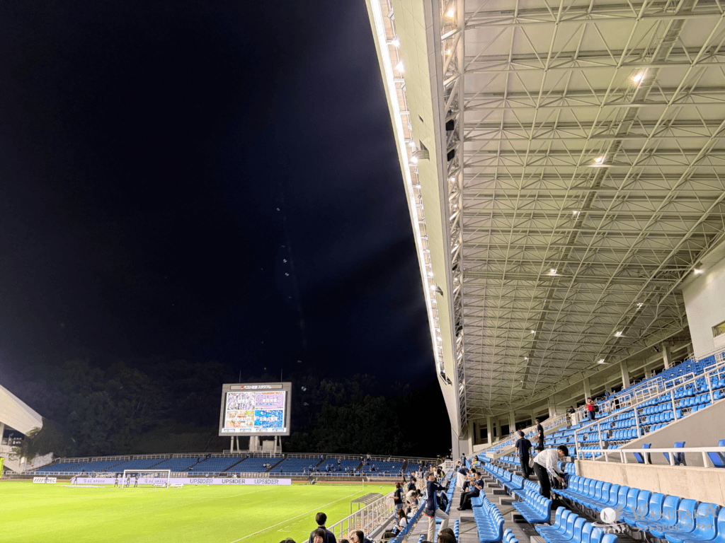 【2026/27版】ベスト電器スタジアム座席ガイド|おすすめ席・見え方・雨対策を解説 40 ベストスタジアムの屋根の様子 (ワクタカ撮影)