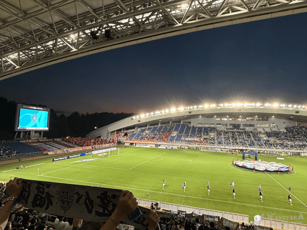 【2026/27版】ベスト電器スタジアム座席ガイド|おすすめ席・見え方・雨対策を解説 39 ベスト電器スタジアム・バックスタンドからの座席の写真(2024年撮影)